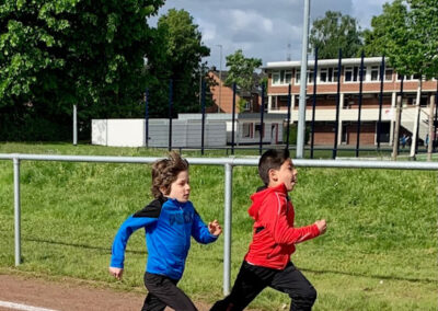Zwei Jungen sprinten so schnell sie können.