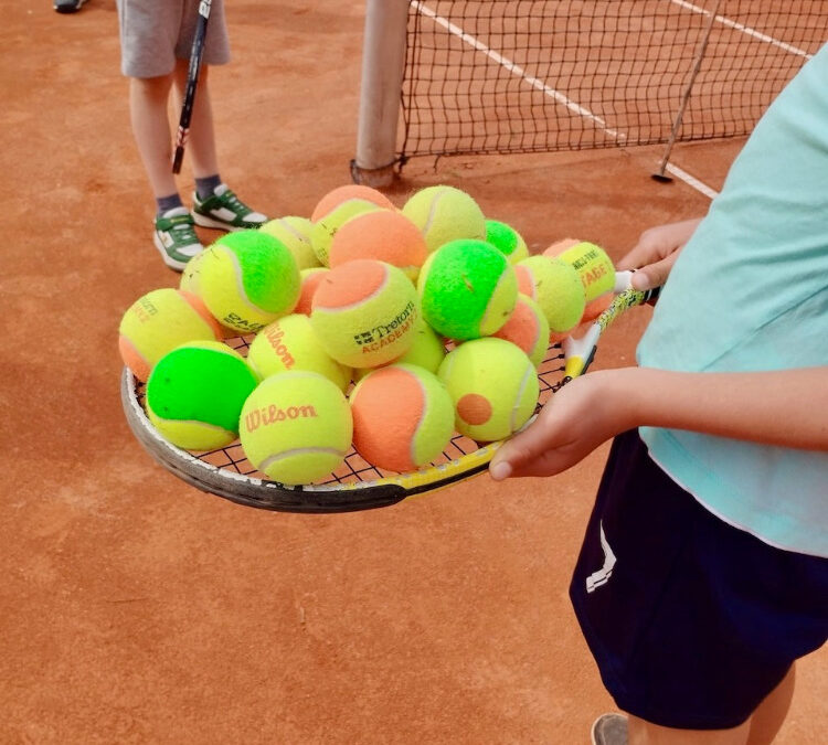 Tennisschläger mit Bällen.