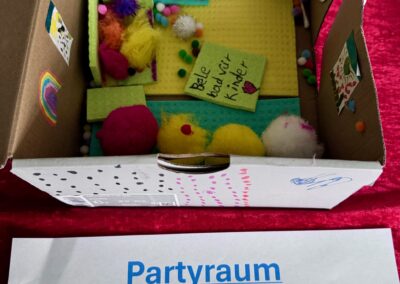 Partyraum mit Bällebad.