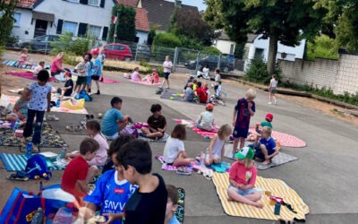 Gemeinsames Picknick auf dem Schulhof