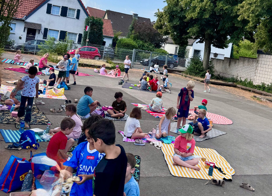 Gemeinsames Picknick auf dem Schulhof